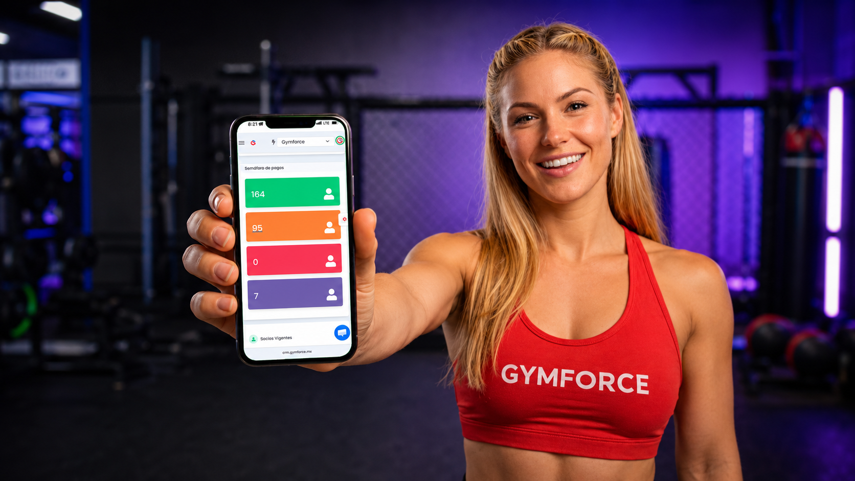 Dueño de gimnasio revisando el semáforo de pagos en GymForce